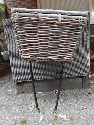 Voordrager fietsrekje met mooie grote rieten mand beschikbaar voor biedingen
