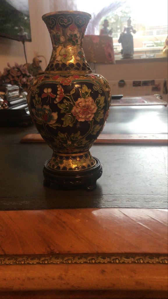 Oosterse Cloisonné Vaas met Bloemen en Vlinders, Antiek en Kunst, Antiek | Vazen, Ophalen of Verzenden