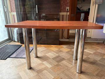 Houten tafel met metalen poten - 120x70 cm beschikbaar voor biedingen