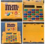 M&M chocolade rekenmachine 13 x 7,5 cm geel verzamel object, Verzamelen, Ophalen of Verzenden, Zo goed als nieuw, Gebruiksvoorwerp