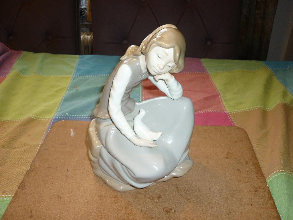 Nao Lladro porseleinen beeld "Meisje met duif " heel mooi, Ophalen of Verzenden, Zo goed als nieuw, Mens