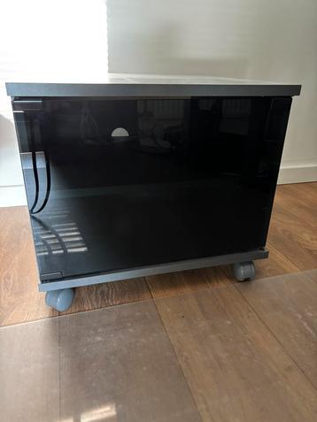 Kastje op wieltjes 50x50x43 beschikbaar voor biedingen