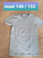Grijs shirt met v hals maat 146, Jongen, Ophalen of Verzenden, Zo goed als nieuw, Shirt of Longsleeve
