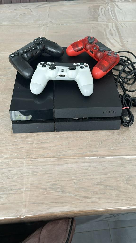 Playstation 4 met 3 controllers, Spelcomputers en Games, Spelcomputers | Sony PlayStation 4, Zo goed als nieuw, Original, Met 2 controllers