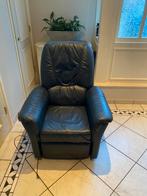 Blauwe senioren stoel, Ophalen, Gebruikt, 50 tot 75 cm, Leer
