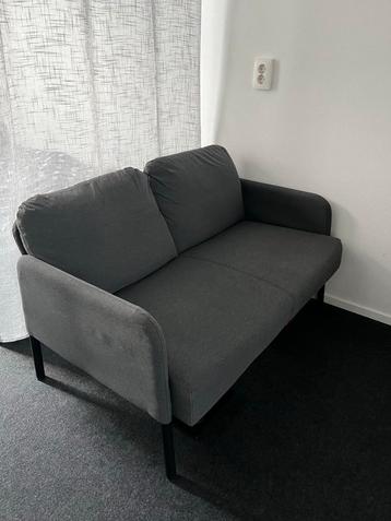 Ikea Glostad grijze tweezitsbank - Stijlvol en comfortabel beschikbaar voor biedingen
