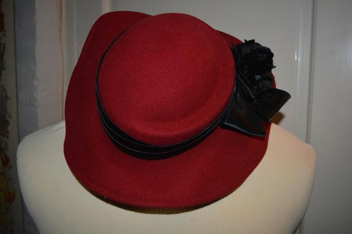 prachtige donker rode vilten hoed met lint, maat 56, Kleding | Dames, Hoeden en Petten, Zo goed als nieuw, Hoed, 55 cm (S, 6⅞ inch) of minder
