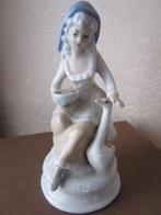 Mooie figurine spaans porselein Lady feeding goose, Antiek en Kunst, Antiek | Porselein, Verzenden