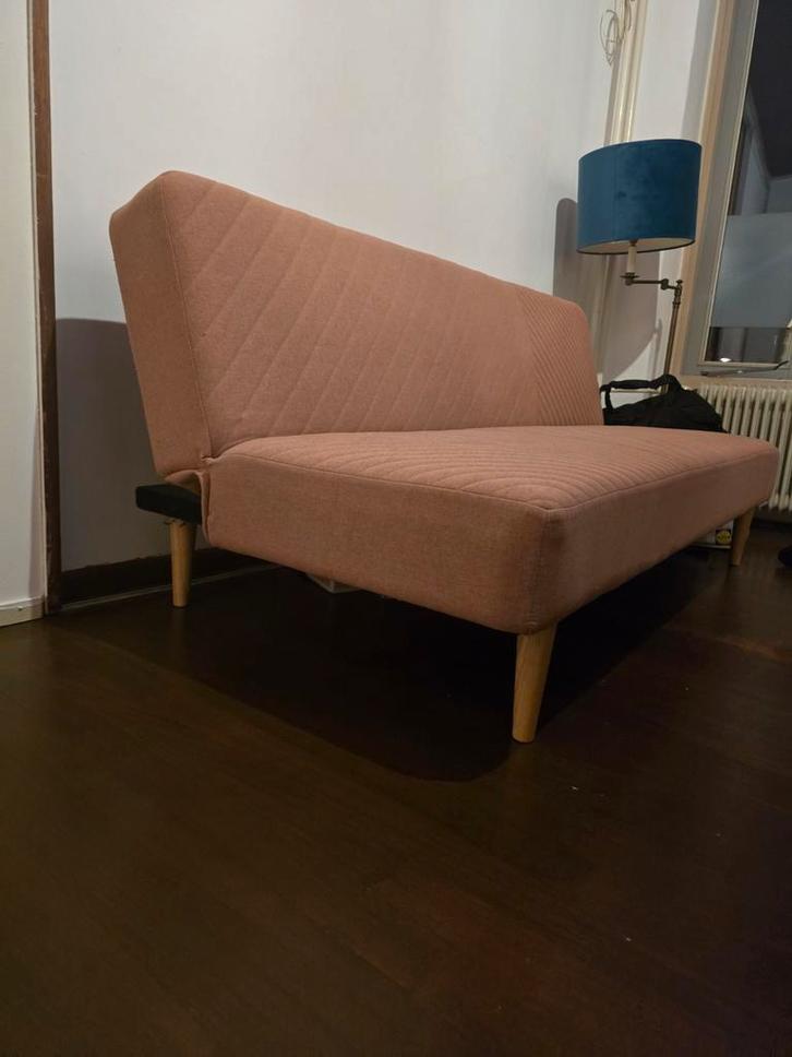 Retro roze slaapbank/twijfelaar met vlekken, Huis en Inrichting, Banken | Sofa's en Chaises Longues, Gebruikt, Tweepersoons, Minder dan 150 cm