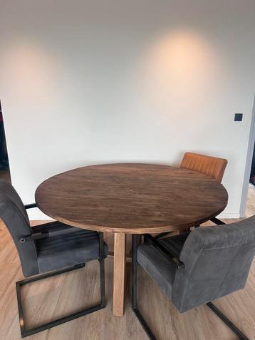 Eettafel rond 140ø  beschikbaar voor biedingen