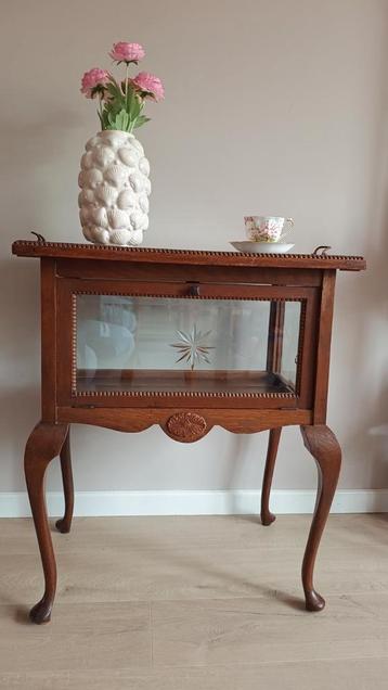 7. Mooi vintage theekastje met sierlijke barokpoten en ster beschikbaar voor biedingen