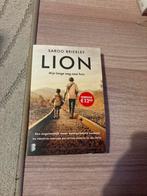 Lion - Mijn Lange Weg Naar Huis, Boeken, Ophalen of Verzenden, Zo goed als nieuw, Film, Tv en Media