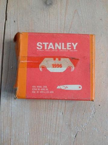 020/GROTE DOOS STANLEY MESJES 90ST/ROL DAKLEER/TAPIJT MES  beschikbaar voor biedingen
