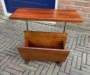 Leuke Vintage Krantenbak ( retro mid century dutch design ) beschikbaar voor biedingen