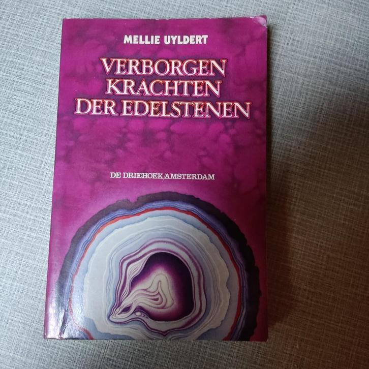 Verborgen krachten der edelstenen van Uyldert Mellie, Boeken, Esoterie en Spiritualiteit, Zo goed als nieuw, Achtergrond en Informatie