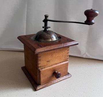 Antieke hand koffiemolen. Werkt perfect. Zeer mooie staat beschikbaar voor biedingen