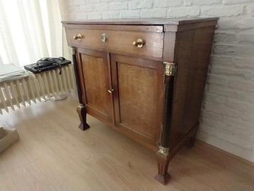 Antieke zeer oude kast met messing beslag. Hxbxd 85x86x44 beschikbaar voor biedingen