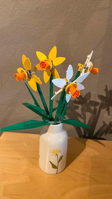 Lego iconnic narcissen beschikbaar voor biedingen