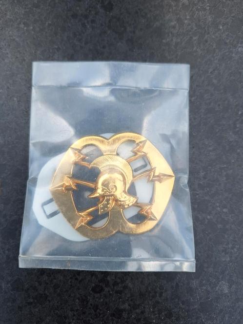 Baretembleem plus setje schroefspeldjes verbindingsdienst, Verzamelen, Militaria | Algemeen, Landmacht, Embleem of Badge, Nederland
