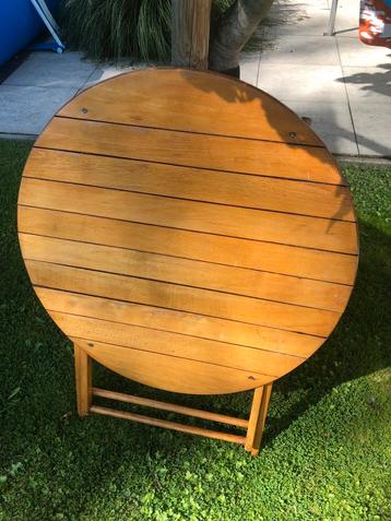 Mooie ronde houten klaptafel beschikbaar voor biedingen