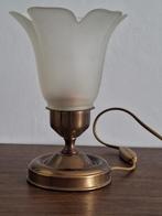 Elegant kelkenlampje met messing voet., Ophalen of Verzenden, Gebruikt, Minder dan 50 cm