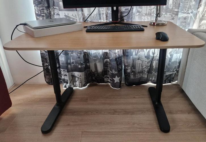 Adjustable desk - Ikea Bekant, Huis en Inrichting, Bureaus, Zo goed als nieuw, Ophalen