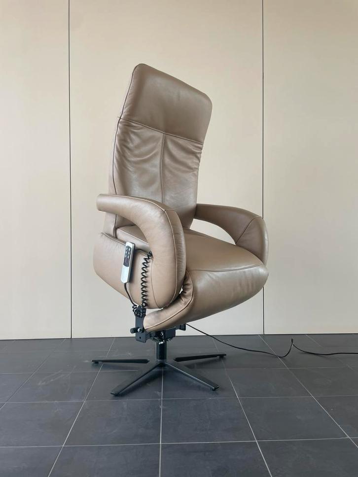 Prachtige elektrische leren sta op stoel / relax fauteuil, Huis en Inrichting, Fauteuils, Zo goed als nieuw, 50 tot 75 cm, Minder dan 75 cm