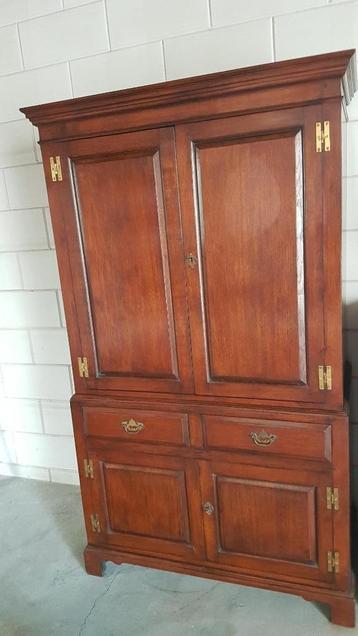 hele mooie kast te koop. 1 beschikbaar voor biedingen