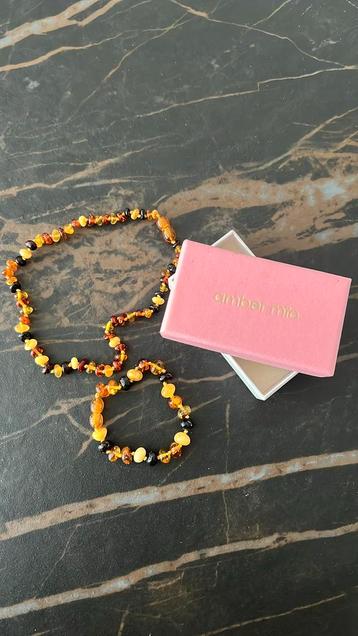 Set Amber Mio – Barnsteen ketting + armband in geschenkdoos beschikbaar voor biedingen