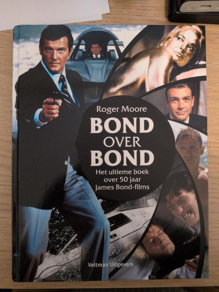 Roger Moore - Bond over Bond, Boeken, Biografieën, Zo goed als nieuw, Film, Tv en Media, Ophalen