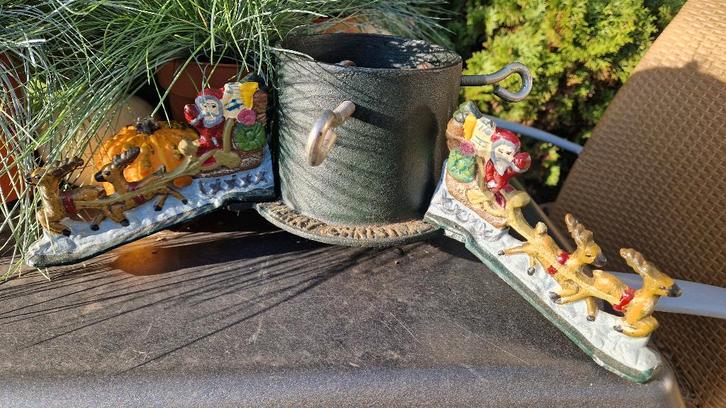 Vintage KERSTBOOMSTANDAARD gietijzer met Kerstman & Arreslee, Diversen, Kerst, Gebruikt, Ophalen of Verzenden