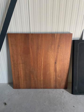 Stevig houten tafelblad beschikbaar voor biedingen