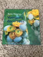 Voorjaarsdecoraties - Betty Kessing, Ophalen of Verzenden, Zo goed als nieuw, Bloemschikken, Groendecoratie