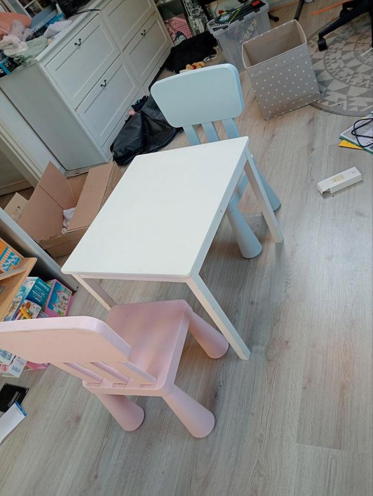 IKEA Kinder Tafel met 2 Stoeltjes - Knutseltafel, Kinderen en Baby's, Kinderkamer | Tafels en Stoelen, Ophalen