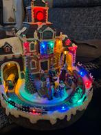 TREINSTATION MET RIJDENDE TREIN EN KLEUREN  LED VERLICHTING, Diversen, Ophalen of Verzenden, Gebruikt