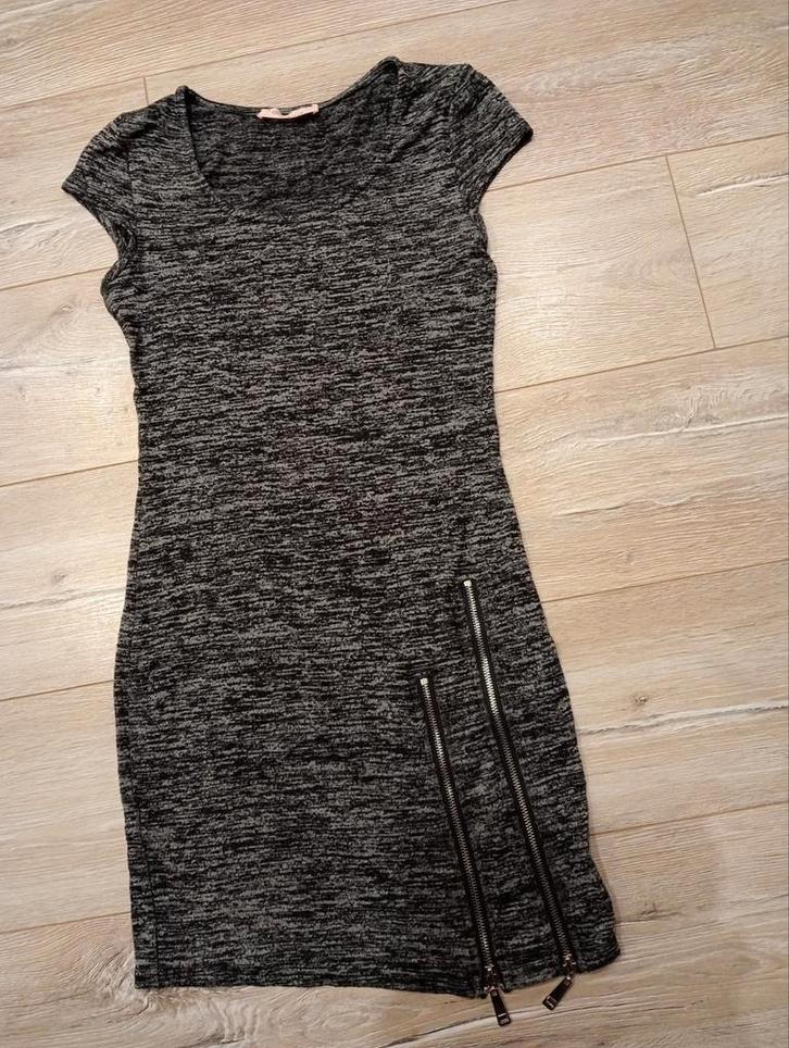 Grijze jurk met korte mouw en stretch maat s., Kleding | Dames, Jurken, Zo goed als nieuw, Maat 36 (S), Grijs, Ophalen of Verzenden