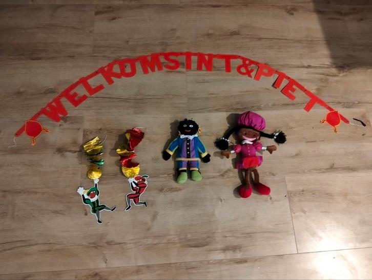 Zwarte piet/ Sinterklaas versiering, 2 knuffels en zakken, Diversen, Sinterklaas, Ophalen