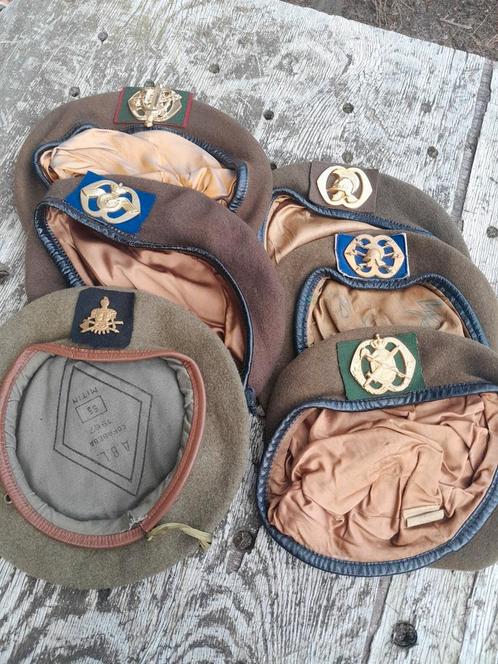 9 x Baret met embleem oa 1967! en Limburgse jagers, Verzamelen, Militaria | Algemeen, Landmacht, Helm of Baret, Nederland, Ophalen of Verzenden