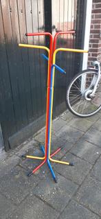 Kleurrijke vintage staande kinder kapstok in Memphis stijl, Ophalen, Zo goed als nieuw, Metaal, 100 tot 150 cm