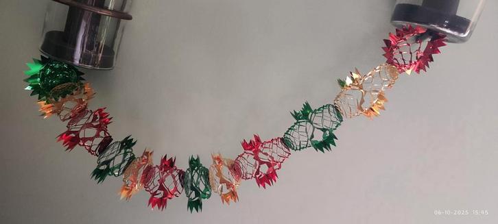 Oude Slinger van Folie, rood, groen, goud glimmend, Huis en Inrichting, Woonaccessoires | Wanddecoraties, Gebruikt, Ophalen of Verzenden