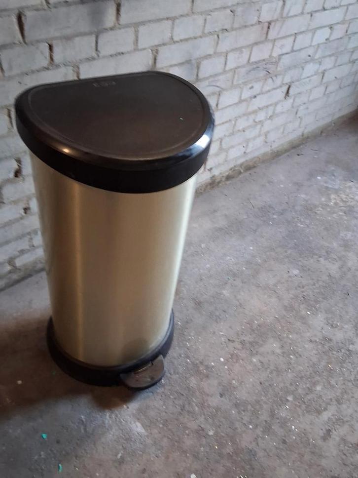 Te koop,Curver merk prullenbak met pedaal functie., Huis en Inrichting, Woonaccessoires | Prullenbakken, Kunststof, Met pedaal