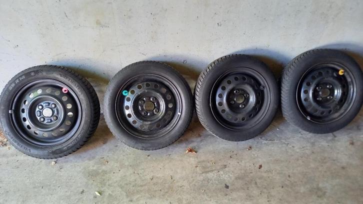 Winterbandenset 155/65R14 4x100 o.a. Aygo Alto C1 107/108, Auto-onderdelen, Banden en Velgen, Velg(en), Winterbanden, 14 inch