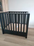 Zwarte box met lade, Kinderen en Baby's, Boxen, Ophalen, Zo goed als nieuw, Rechthoekig, In hoogte verstelbaar