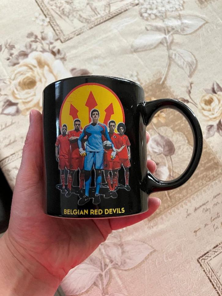 Mok Belgian Red Devils, Huis en Inrichting, Keuken | Servies, Gebruikt, Kop(pen) en/of Schotel(s), Overige stijlen, Aardewerk