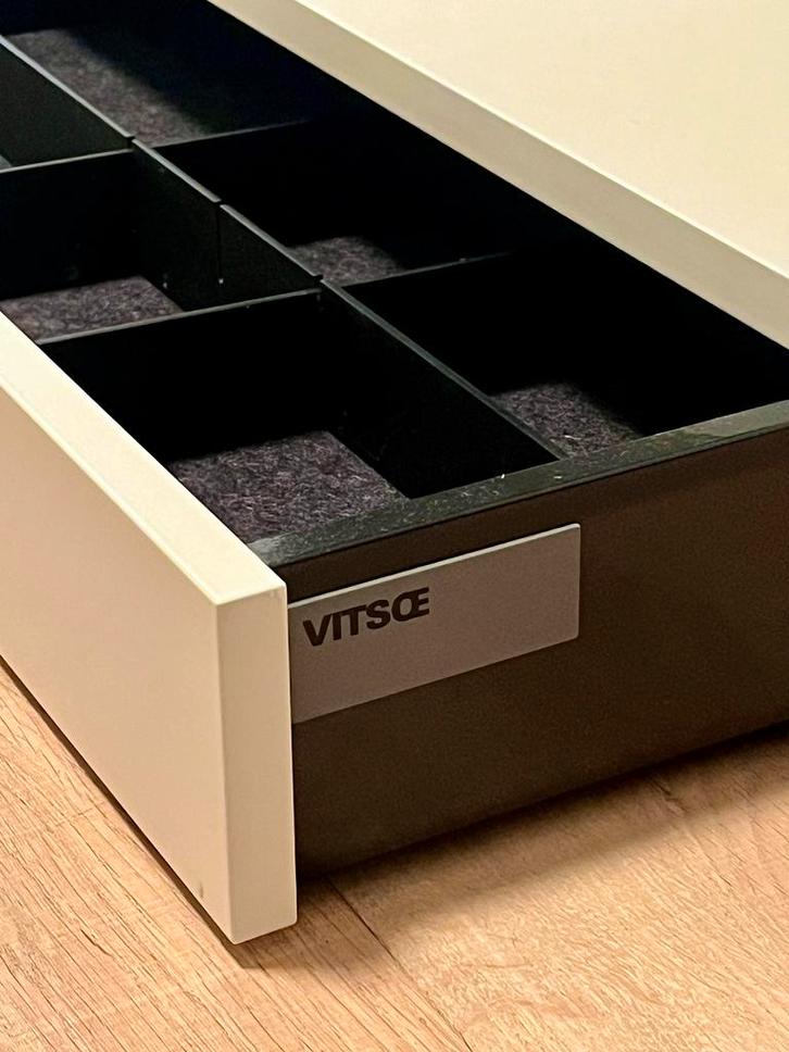 Vitsoe 606 shelf with drawer 90cm wide, Huis en Inrichting, Woonaccessoires | Wandplanken en Boekenplanken, Zo goed als nieuw