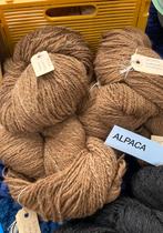 Alpaca wol handgesponnen warme kleur Caramel, Hobby en Vrije tijd, Ophalen of Verzenden, Nieuw, Breien of Haken, Wol of Garen