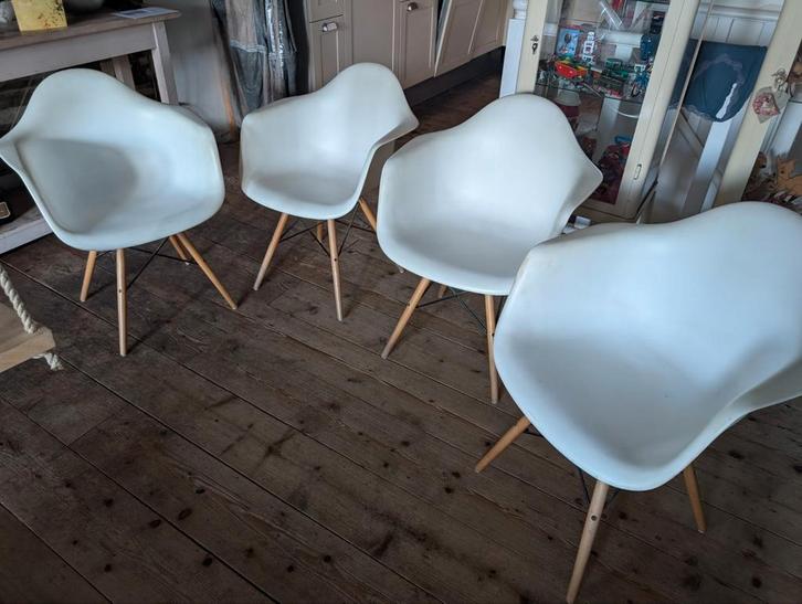5x Vitra Eames inspired ( eetkamer) stoelen, Huis en Inrichting, Stoelen, Zo goed als nieuw, Vier, Ophalen