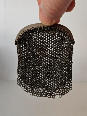 Oud ijzeren beursje portemonneetje beschikbaar voor biedingen