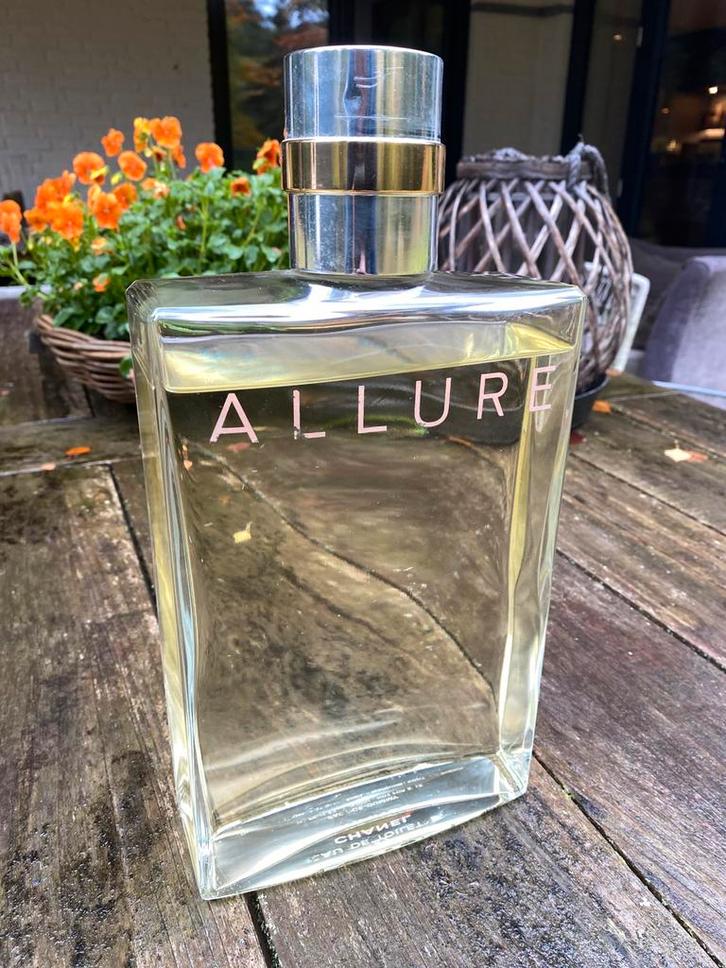 Chanel Allure Factice Eau de Toilette – 33 cm hoog, Sieraden, Tassen en Uiterlijk, Uiterlijk | Parfum, Zo goed als nieuw, Ophalen