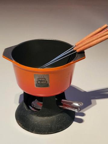 Vintage oranje gietijzeren fonduepan met brander, nieuwstaat beschikbaar voor biedingen